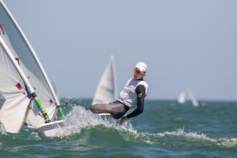 El velerista paraguayo Sebastián Fernando Leri Petersen (7/11/2002) logró conquistar la Medal Race en la 59ª Semana Internacional del Yachting de Mar del Plata.