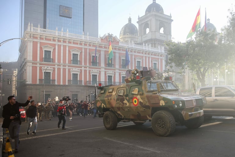 Fotografía de un tanque militar frente a la sede del Gobierno de Bolivia, el pasado miércoles en La Paz (Bolivia).