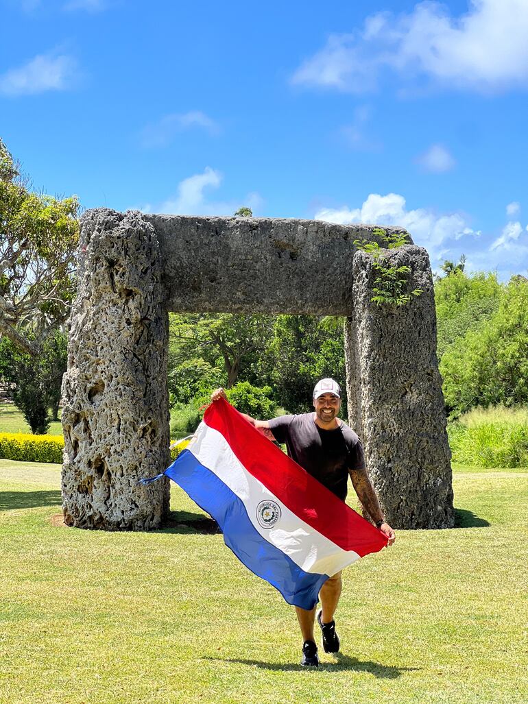 ¡Un paraguayo en Stonehenge del Pacífico, Tonga! (Gentileza)