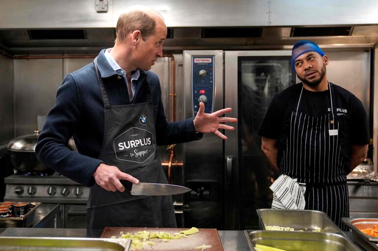 El príncipe William preparó una salsa bolognesa durante su visita a Surplus to Supper, en Surrey, Inglaterra. (Alastair Grant / POOL / AFP)