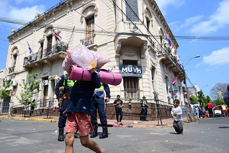 Luego de casi dos semanas de protestas  de la multisectorail frente al MUVH, con la presencia de indígenas, los manifestantes levantaron campamento luego de un acuerdo con el ministro Juan Carlos Baruja.