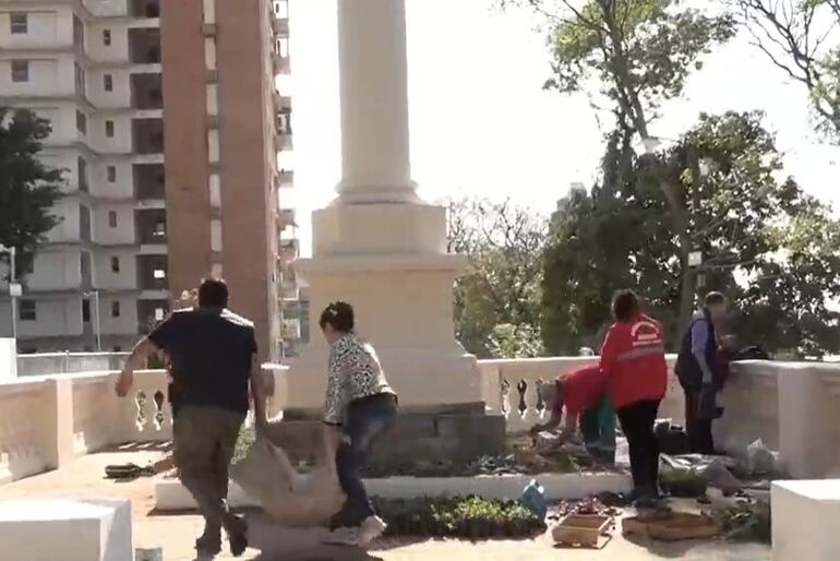 Últimos trabajos de jardinería en la escalinata.