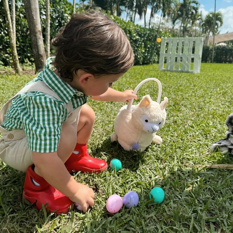 El dulce Bruno recolectando los huevos de Pascua. (Instagram/Stephania Stegman)