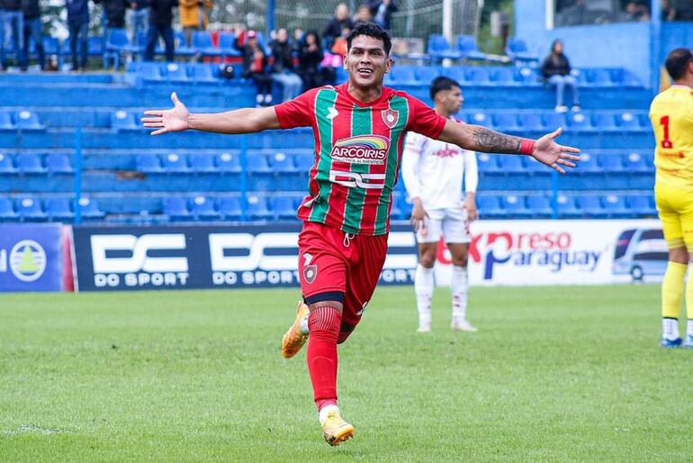 Rodrigo Jesús López festeja el segundo tanto en el triunfo del “rojiverde”, en terreno de Sol de América. (Foto: APF)