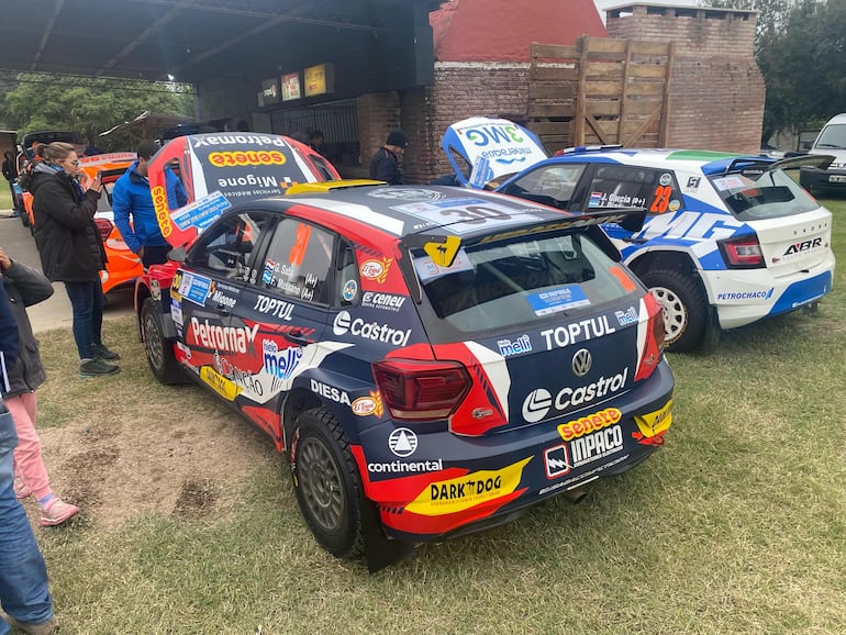 El Volkswagen Polo GTI R5 de Gustavo Saba y Fernando Mussano, es verificado en la previa del Rally Sudamericano Jesús María.