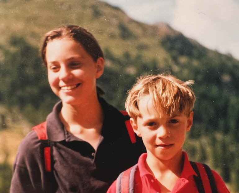 Kate Middleton junto a su hermanito James, quien hoy escribió unas líneas para demostrarle su incondicional apoyo en su lucha contra el cáncer. (Instagram/James Middleton)