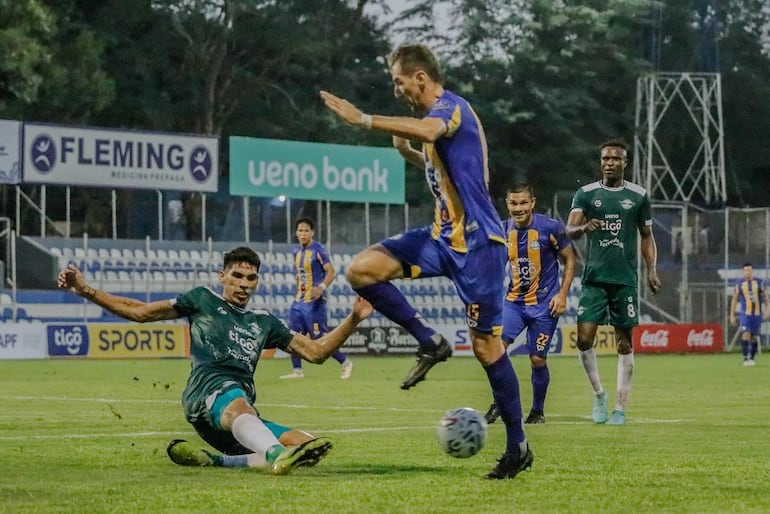 El lateral auriazul Ramón David Mendieta intenta superar la "barrida" del zaguero "aviador", Blas Antonio Maciel. (Foto: APF)