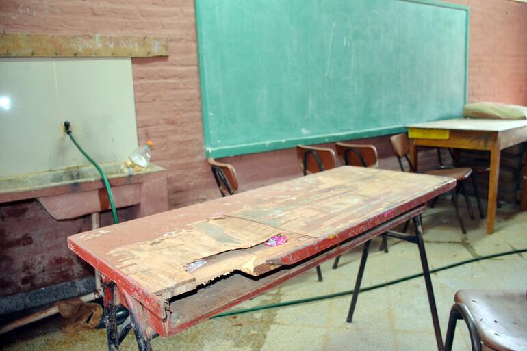 Lamentable situación de un pupitre de la Escuela Básica N° 4.234 San Agustín de San Juan Nepomuceno.