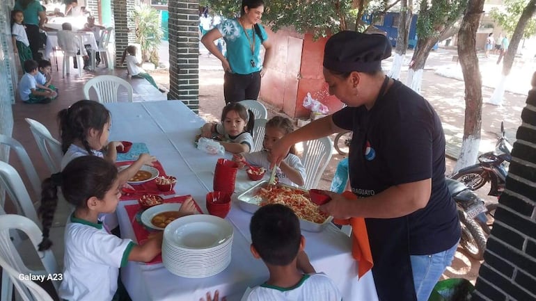 En la escuela Defensores del Chaco de Yaguarón, los alumnos almuerzan en la galería.