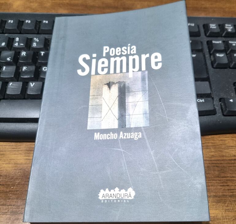 Lo que llama la atención, además de lo bien lograda que está Poesía siempre es que son poemas que se surten de calle, de cosas que importan, de personas cotidianas, de pura vida pura.