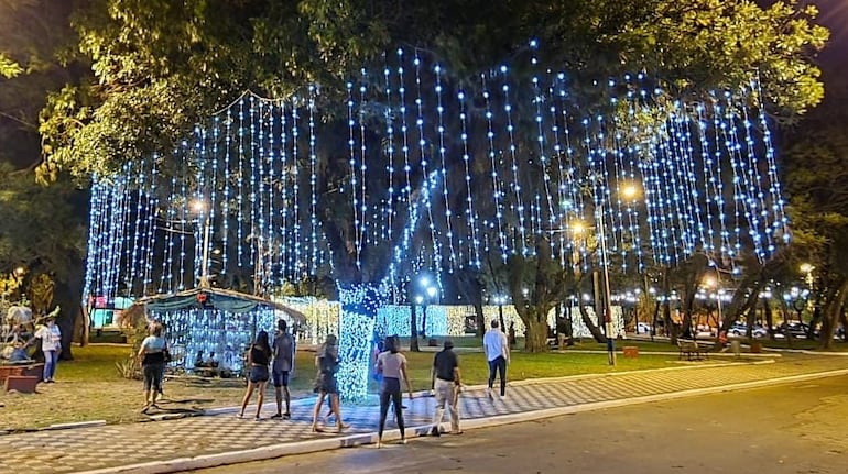 La plaza Mcal, López de la ciudad de Pilar, está siendo adornada como un atractivo turístico.