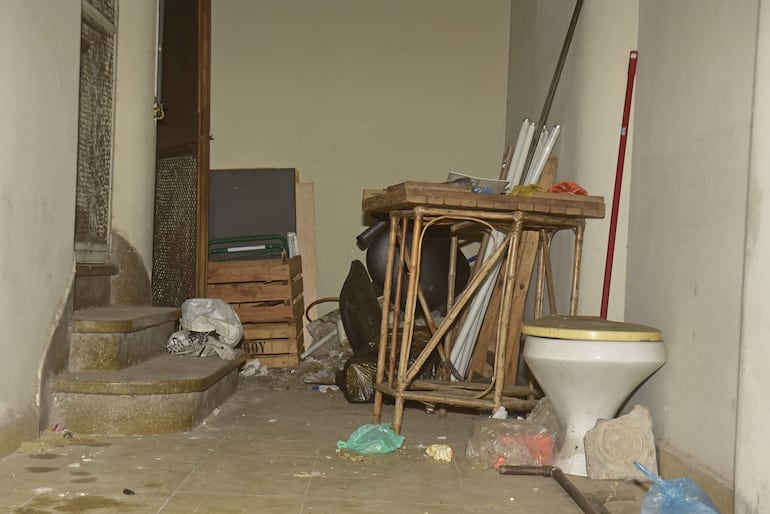 Materiales que ya no se utilizan, suciedad y restos de basura se mantienen en el Marco Polo, que recibe a diario a la ciudadanía en sus oficinas de atención.