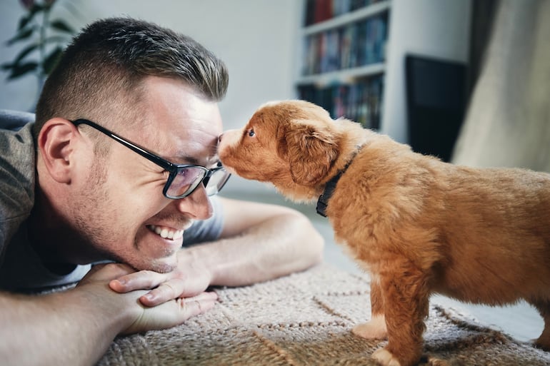 Hombre con su pequeña mascota.