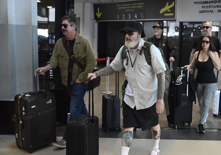 Wes Borland y Fred Durst en la zona de desembarque del aeropuerto Silvio Pettirossi