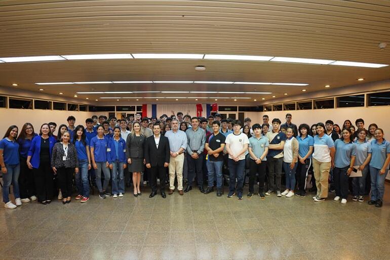 ANDE recibe a 200 alumnos de colegios técnicos.