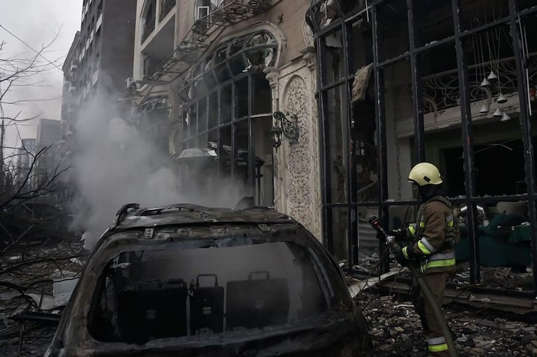 Un bombero trabaja en el sitio de un bombardeo ruso, este viernes en Kiev.