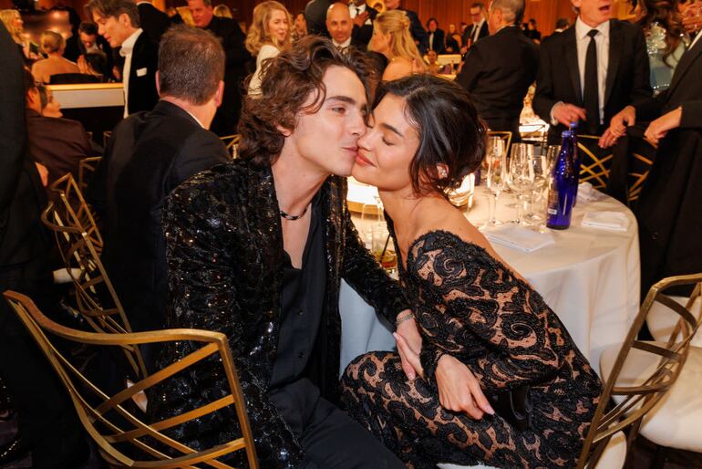 Timothée Chalamet y Kylie Jenner a los besos en los Globos de Oro.