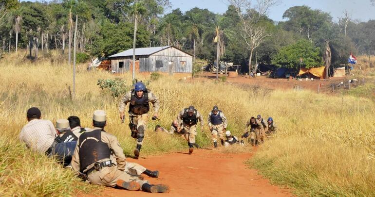 Imagen del enfrentamiento armado en Curuguaty, el 15 de junio de 2012.