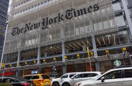 Edificio de The New York Times el 27 de diciembre de 2023, en Nueva York (Estados Unidos). Mientras era instalada la gran bola que simboliza la llegada del nuevo año en Times Square, los directivos del diario neoyorquino demandaron a Microsoft y OpenAI por utilizar sus textos sin permiso para entrenar a sus modelos de IA. Al parecer, OpenAI (propiedad de Microsoft) se pasó de listo y utilizó millones de artículos de The New York Times para afinar unos 'chatbots' contra los que ahora se ven obligados a competir en el sector de la información.