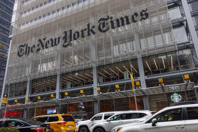 Edificio de The New York Times el 27 de diciembre de 2023, en Nueva York (Estados Unidos). Mientras era instalada la gran bola que simboliza la llegada del nuevo año en Times Square, los directivos del diario neoyorquino demandaron a Microsoft y OpenAI por utilizar sus textos sin permiso para entrenar a sus modelos de IA. Al parecer, OpenAI (propiedad de Microsoft) se pasó de listo y utilizó millones de artículos de The New York Times para afinar unos 'chatbots' contra los que ahora se ven obligados a competir en el sector de la información.