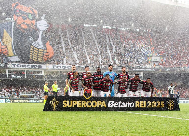 Flamengo players pose for a team photo during the 2025 Supercopa football match between Botafogo and Flamengo, at Mangueirao stadium in Belem, state of Para, Brazil, on February 2, 2025. (Photo by Raphael MACEDO / AFP)