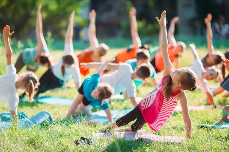 Los beneficios del yoga incluyen el fortalecimiento y la tonificación del cuerpo, la mejora de la flexibilidad y la postura, la reducción del estrés y la ansiedad.