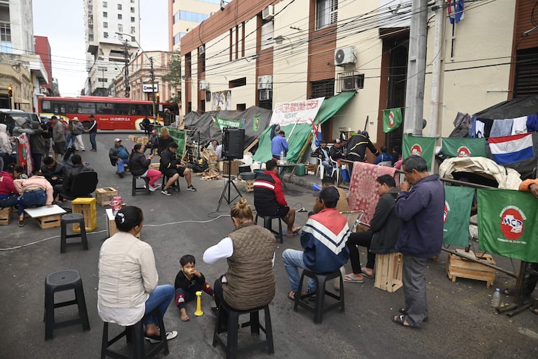 Los campesinos instalados frente al Indert lamentan haber sido abandonados por las autoridades, sobre todo en este feriado largo. (Foto de archivo)