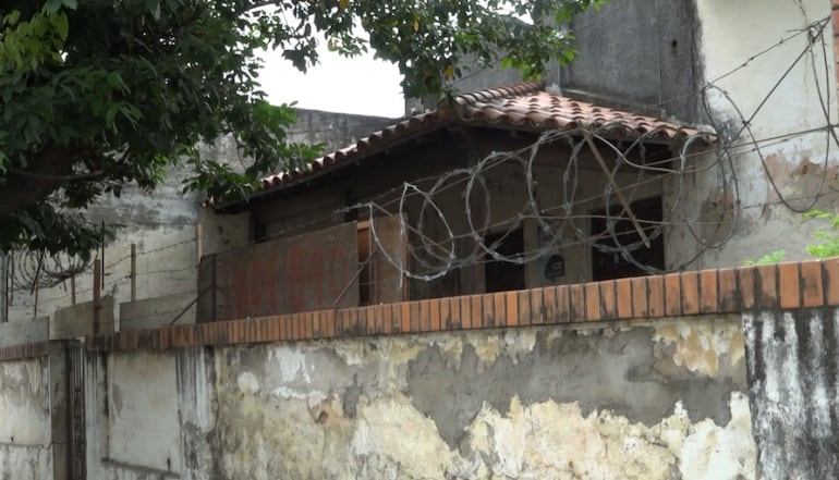 Vecinos recurren a todo tipo de medidas para evitar el ingreso de delincuentes a sus casas en las Mercedes.