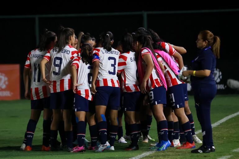 Las jugadoras de la selección paraguaya antes del partido frente a Colombia por la primera jornada del Cuadrangular Final del Sudamericano Femenino Sub 17 en el CARFEM de Ypané, Paraguay.