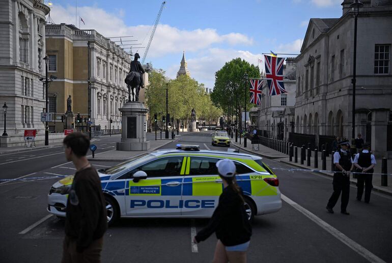 Los agentes de policía están de guardia. La policía de Londres anunció el lunes haber identificado a las personas cuyos restos fueron encontrados en maletas en un puente de Bristol (sudoeste de Inglaterra), en un caso en que el sospechoso, de nacionalidad colombiana, acusado de doble asesinato, fue presentado ante la justicia.