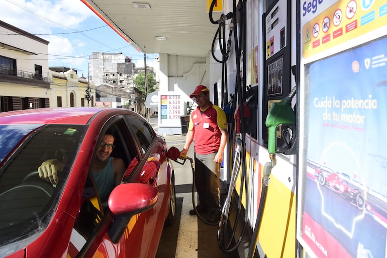 Shell también redujo los precios de las naftas. 