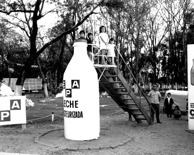 El llamativo stand de leche EPA durante la exposición de ganadería en el Jardín Botánico en 1968.