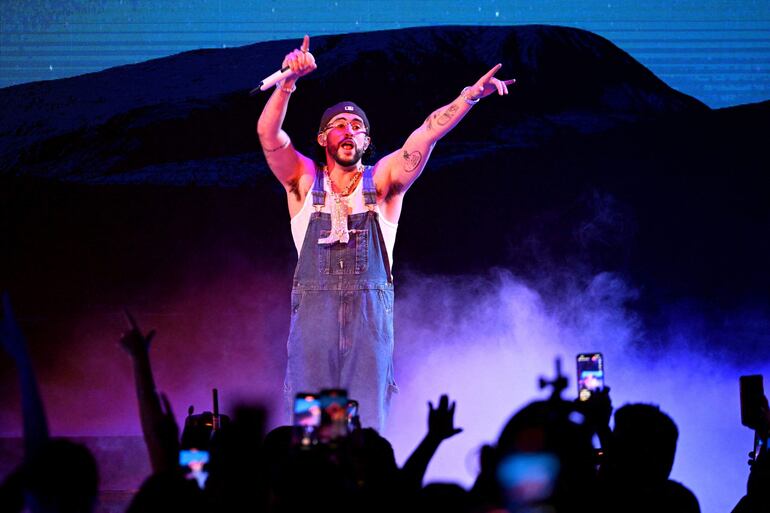 Bad Bunny durante su presentación en los Billboard Latin Music Awards.