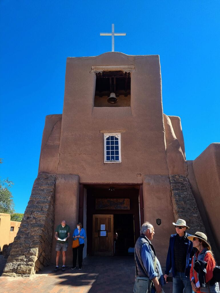 La iglesia de San Miguel ofrece una ventana al rico tejido histórico y cultural de Santa Fe