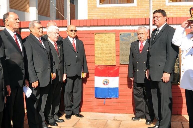 Homenaje del gobierno de Horacio Cartes al torturador Eusebio Torres en 2014.