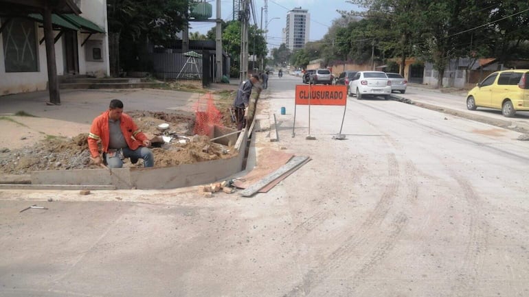 Aún se realizan trabajos de pavimento hidráulico. Las obras debían terminar hace nueve meses, según se había prometido.