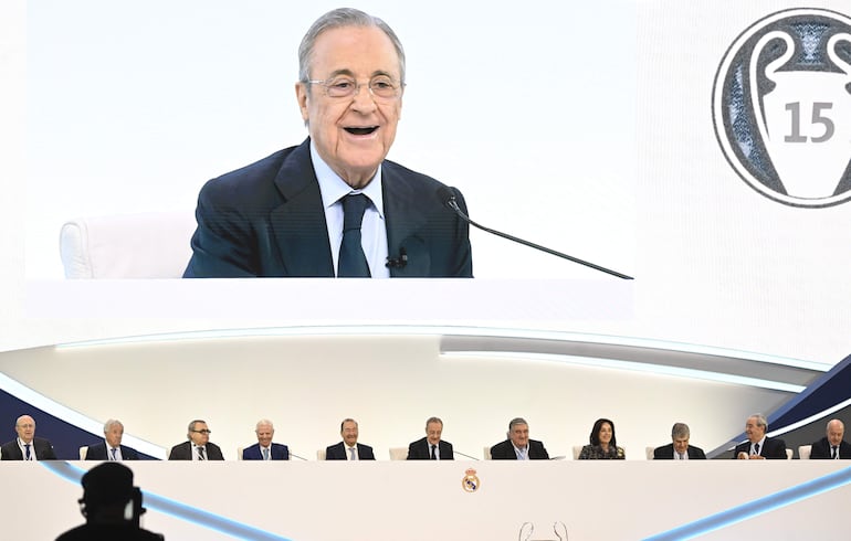 El presidente del Real Madrid, Florentino Pérez (c), interviene durante la Asamblea General del club este domingo en Madrid.