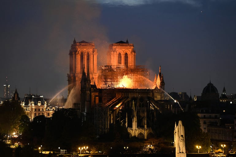 El 15 de abril de 2019 Notre-Dame quedó golpeada por un incendio. 