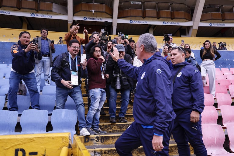 De pasado reciente al frente del equipo de Ecuador, Gustavo Alfaro con los periodistas de Quito.