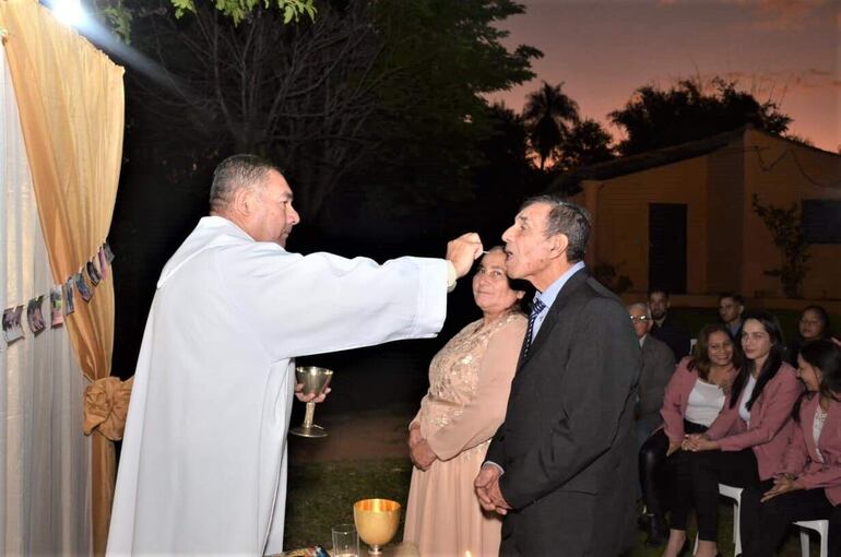 La renovación de los votos matrimoniales de la pareja se realizó ante el Padre Daniel Mendoza.