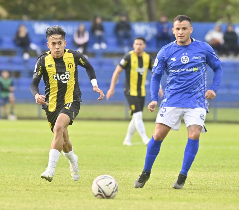 Cristian Núñez (d), futbolista de Sol de América, pelea por el balón con Matías Segovia de Guaraní en un partido del fútbol paraguayo en el estadio Luis Alfonso Giagni, en Villa Elisa.