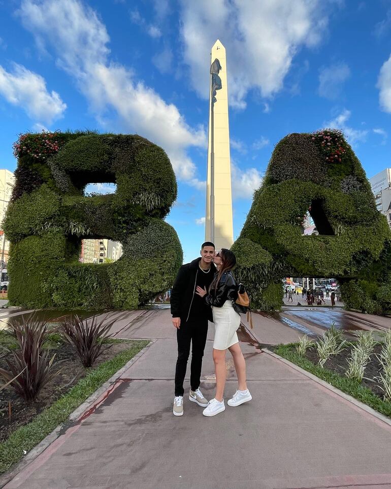 Luis Zárate y Belén Samudio, enamorados frente al emblemático Obelisco de Buenos Aires. (Instagram/Luis Zárate)