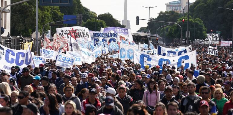 Caos y tensión en Argentina: piqueteros y policías se enfrentan en una jornada de protestas