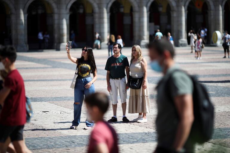 Varias personas pasean en la Plaza Mayor de Madrid.