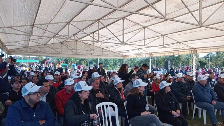 Autoridades políticas, municipales, departamentales, educativas y de organizaciones sociales participaron de la jornada de plantatón.