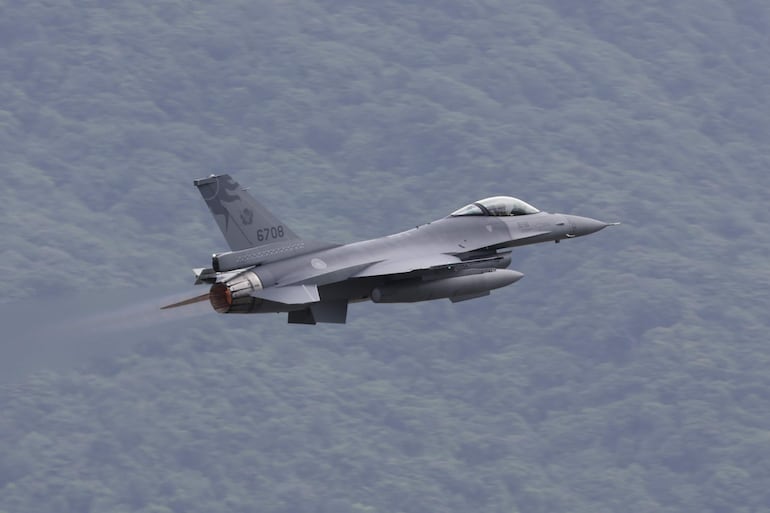 Un avión caza F16v de las fuerzas de defensa de Taiwán.