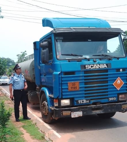 El Comisario Guido Eri Pérez, durante la incautación del camión cisterna que transportaba 17.000 litros de alcohol.