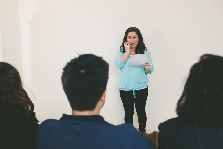 Mujer con miedo a hablar en público