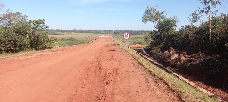 
La pasarela está ubicada a 4 km del centro urbano de Liberación sobre el cauce del río Capiibary  