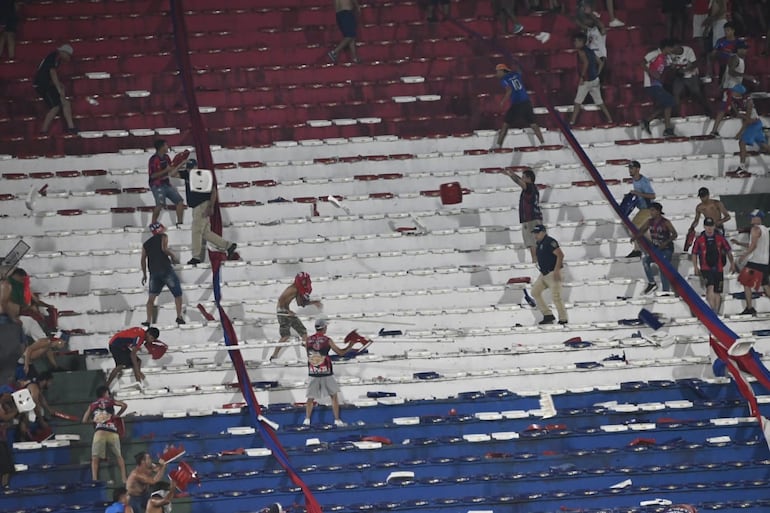 Los incidentes entre los barras de Cerro Porteño en la Gradería Norte durante el partido ante 2 de Mayo en el estadio Defensores del Chaco, en Asunción.